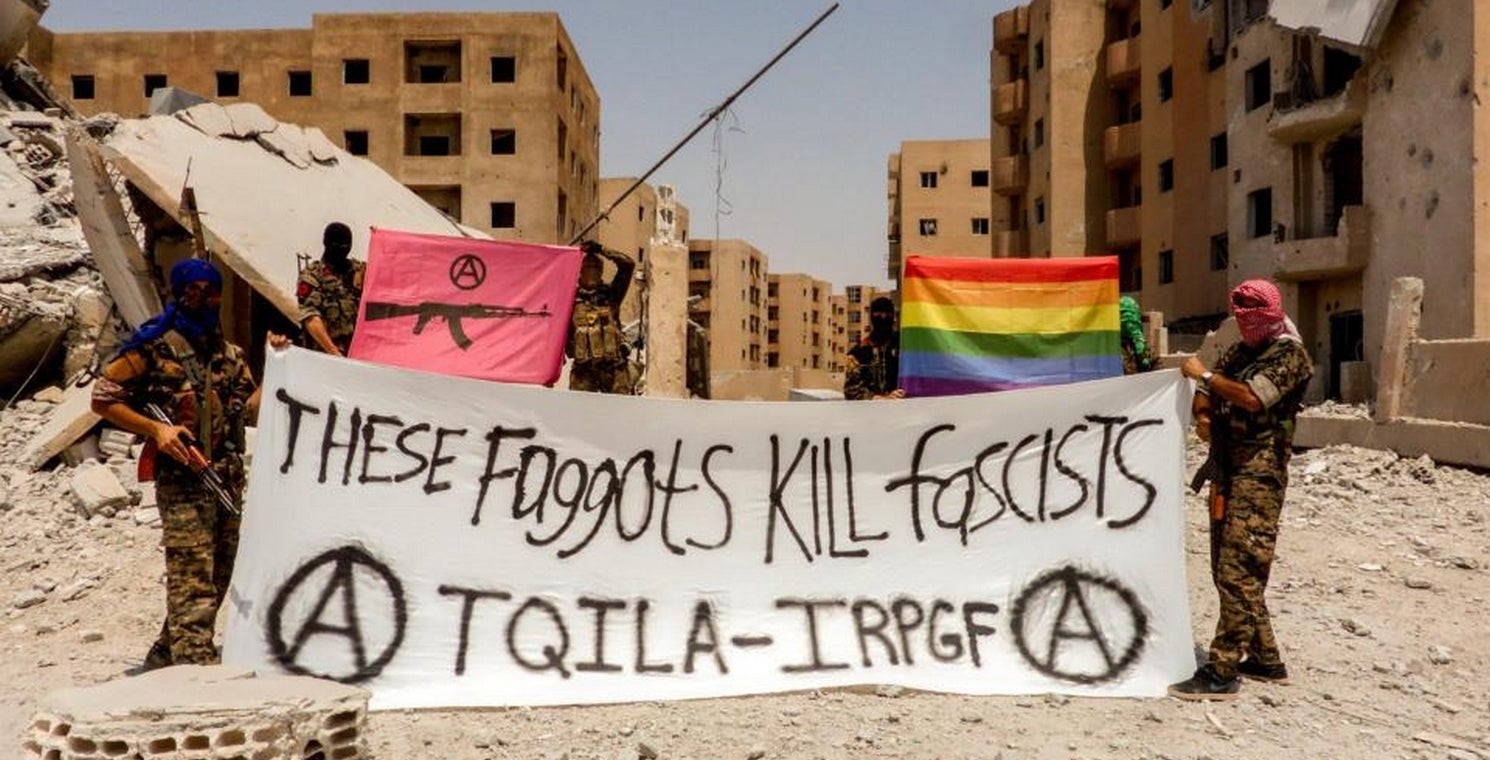 Συρία: Τάγμα αναρχικών ομοφυλόφιλων πολεμά τους τζιχαντιστές με ροζ καλάσνικοφ (εικόνες)